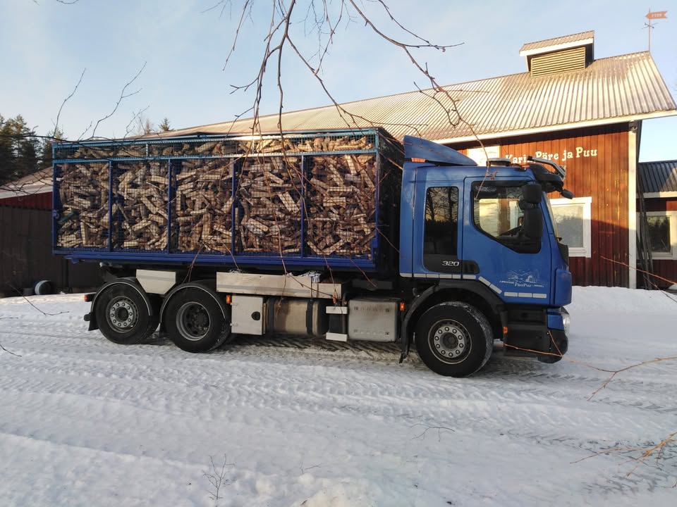 Kuorma-autollinen polttopuuta Pärepuu Siikaselta